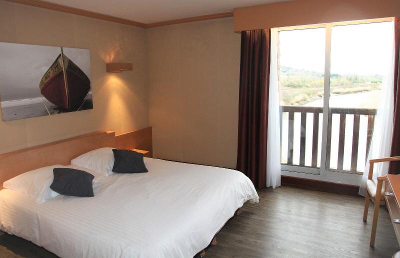 Amiraute Hotel Golf Deauville Тук Екстериор снимка