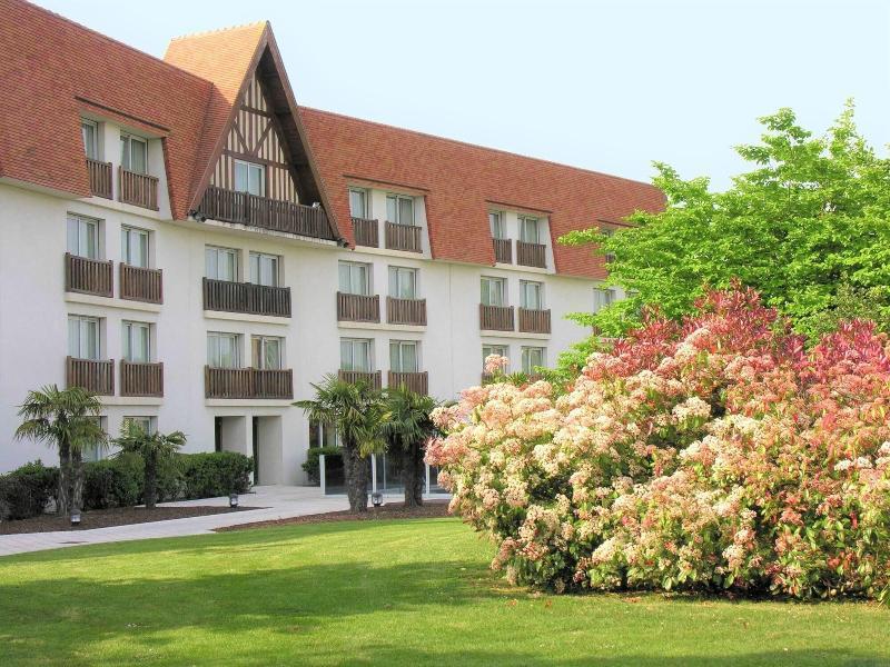 Amiraute Hotel Golf Deauville Тук Екстериор снимка