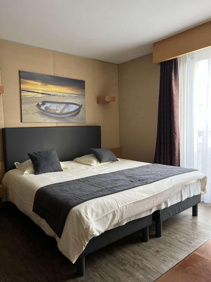 Amiraute Hotel Golf Deauville Тук Екстериор снимка