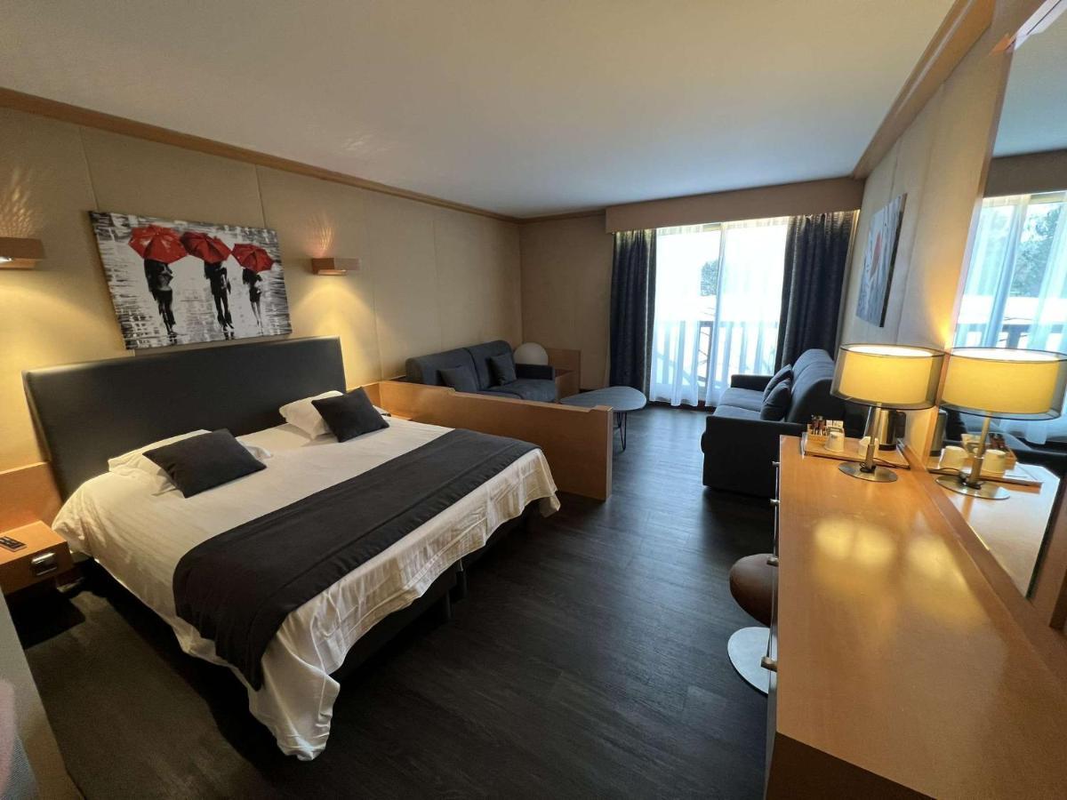 Amiraute Hotel Golf Deauville Тук Екстериор снимка