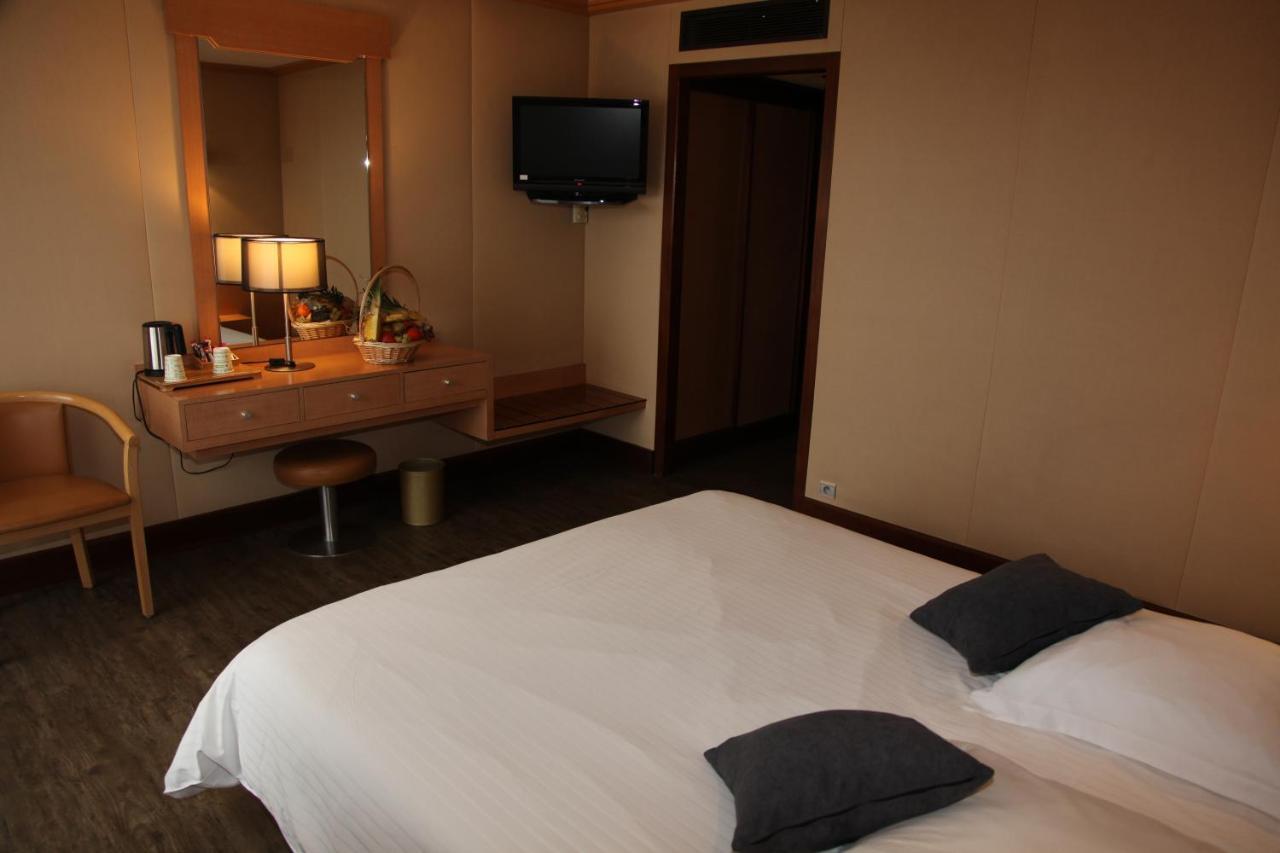 Amiraute Hotel Golf Deauville Тук Екстериор снимка