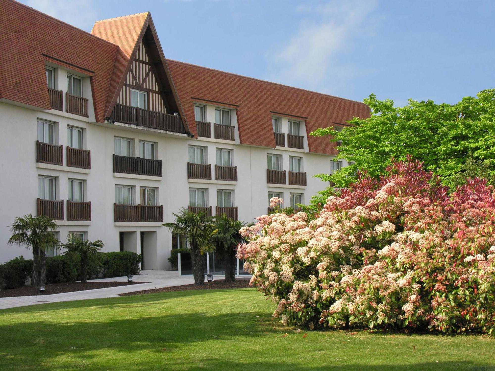 Amiraute Hotel Golf Deauville Тук Екстериор снимка