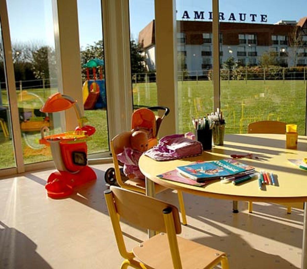 Amiraute Hotel Golf Deauville Тук Екстериор снимка