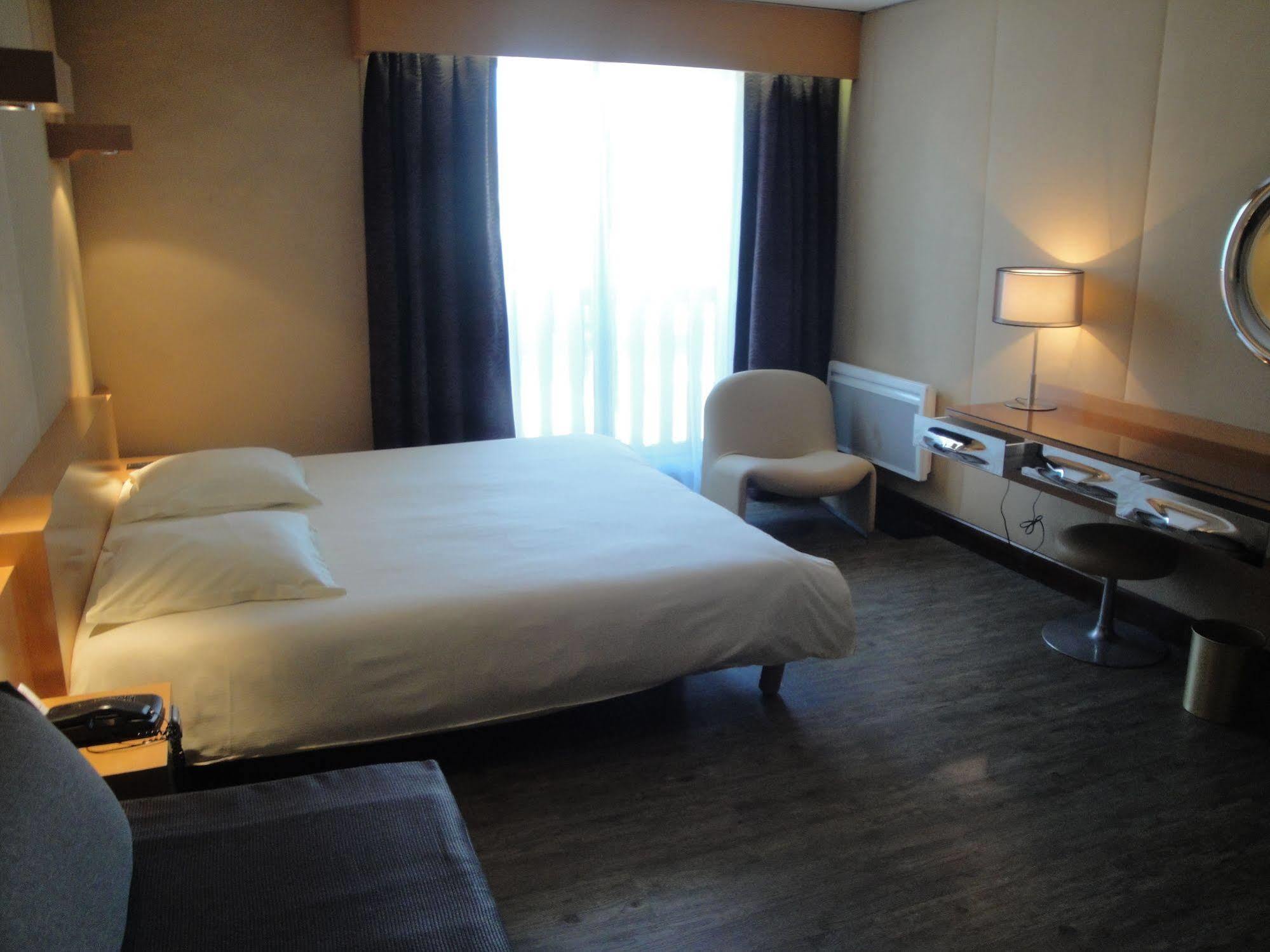 Amiraute Hotel Golf Deauville Тук Екстериор снимка