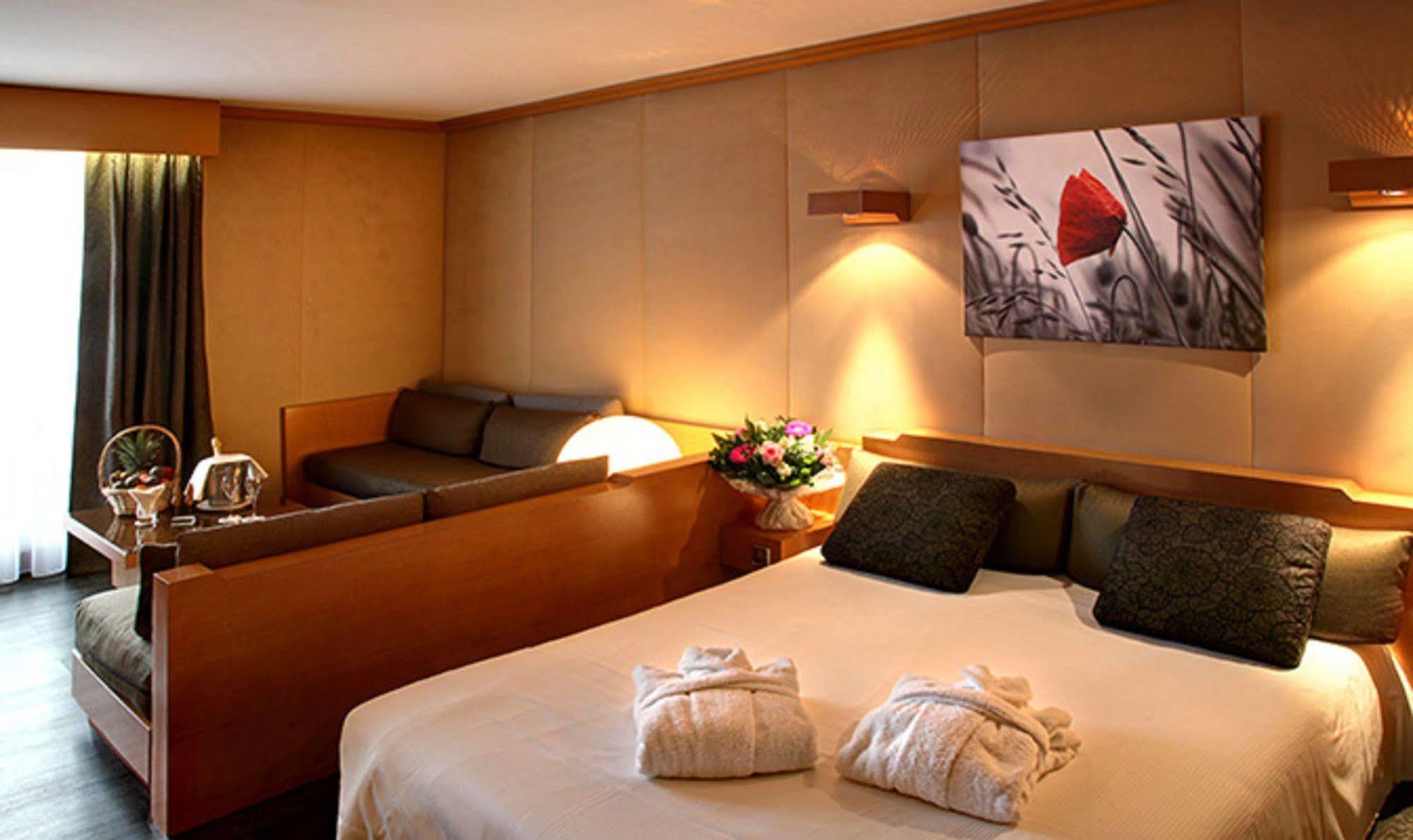 Amiraute Hotel Golf Deauville Тук Екстериор снимка