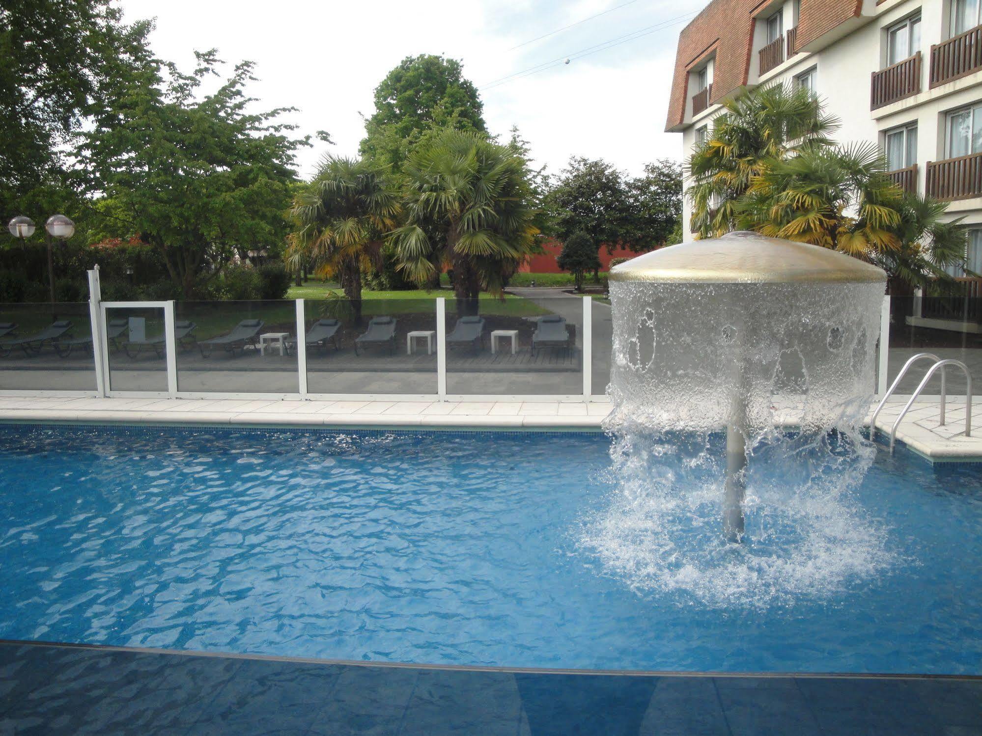 Amiraute Hotel Golf Deauville Тук Екстериор снимка
