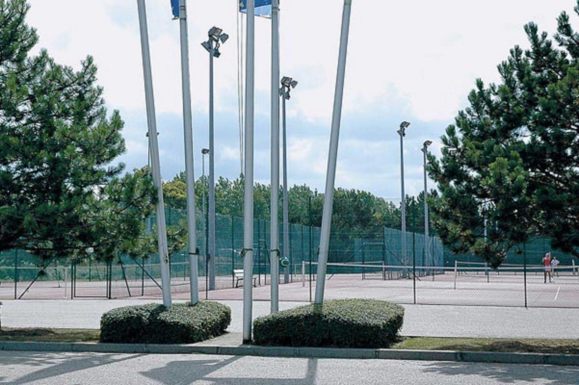 Amiraute Hotel Golf Deauville Тук Екстериор снимка