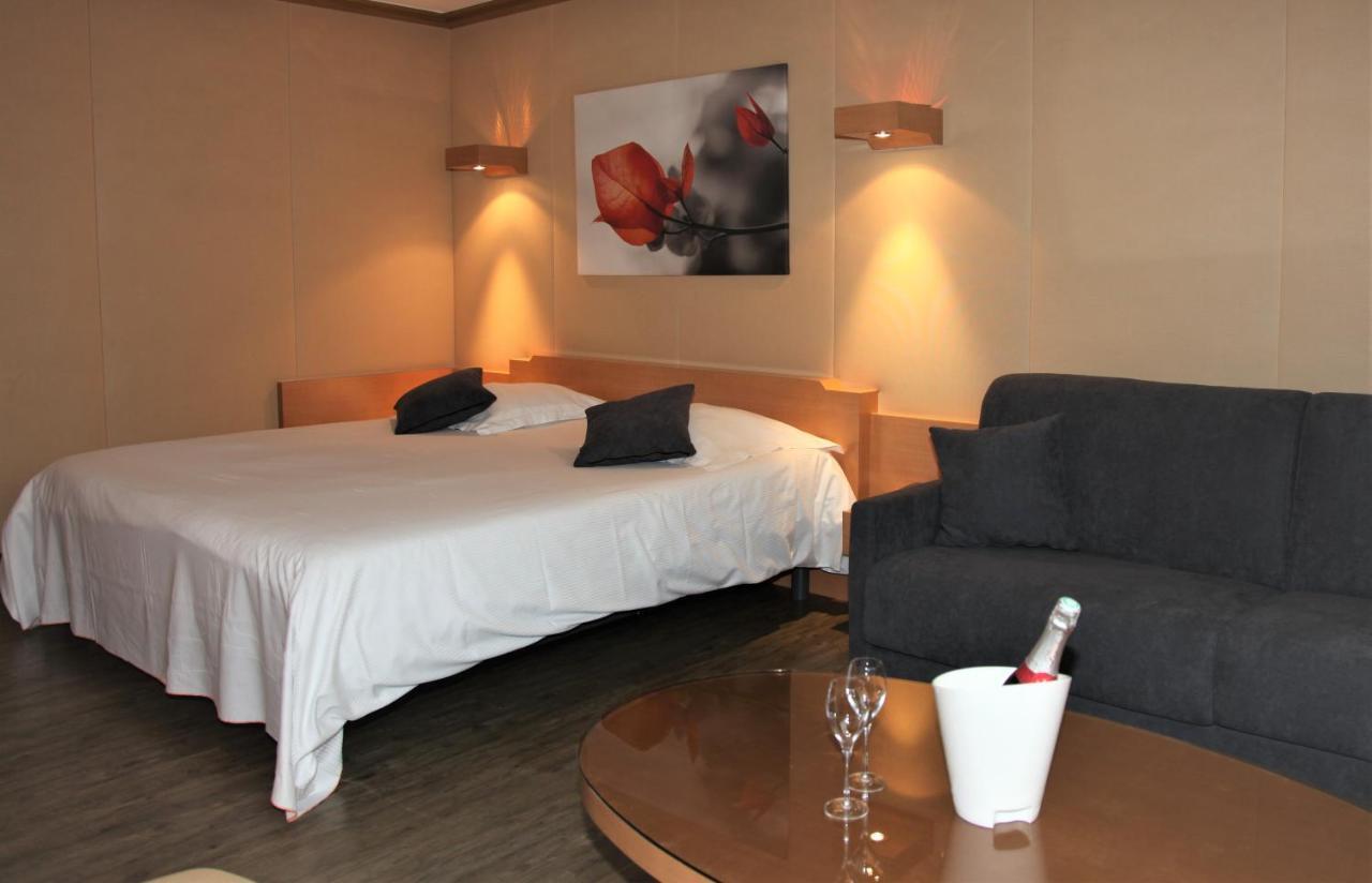 Amiraute Hotel Golf Deauville Тук Екстериор снимка