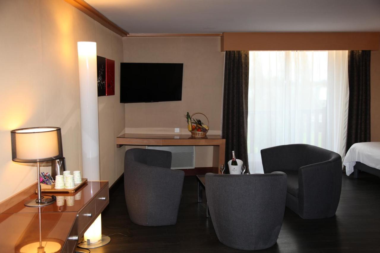 Amiraute Hotel Golf Deauville Тук Екстериор снимка