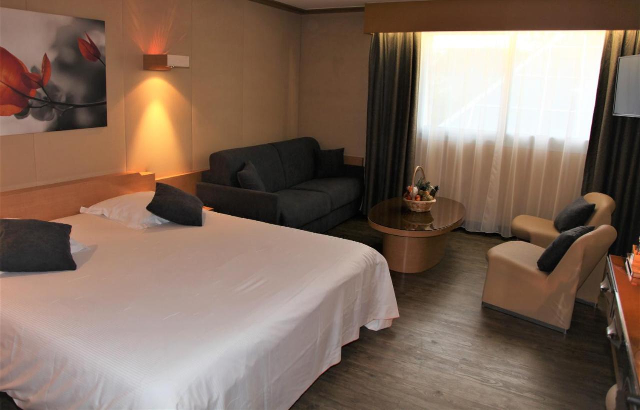Amiraute Hotel Golf Deauville Тук Екстериор снимка