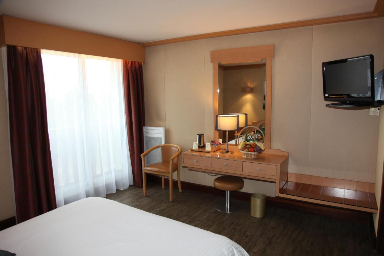 Amiraute Hotel Golf Deauville Тук Екстериор снимка