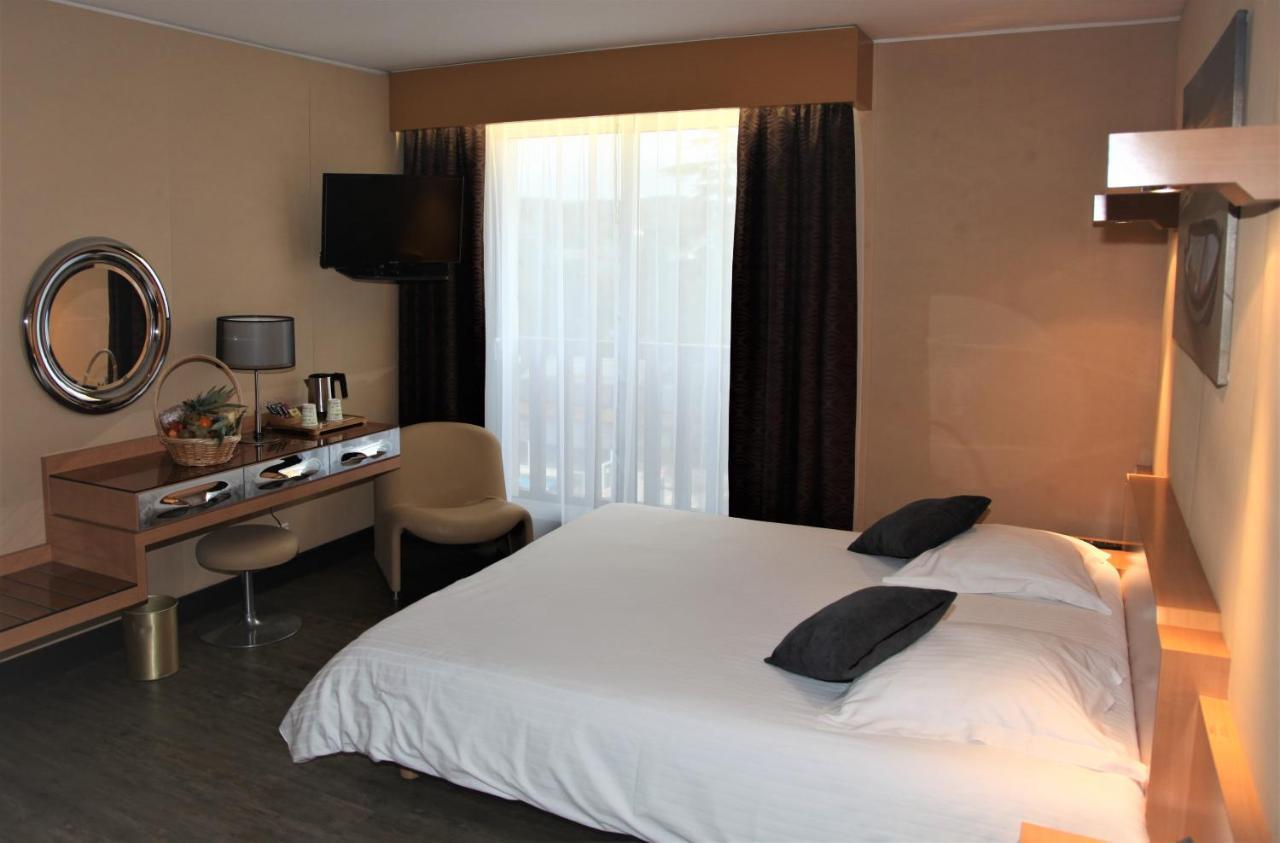Amiraute Hotel Golf Deauville Тук Екстериор снимка